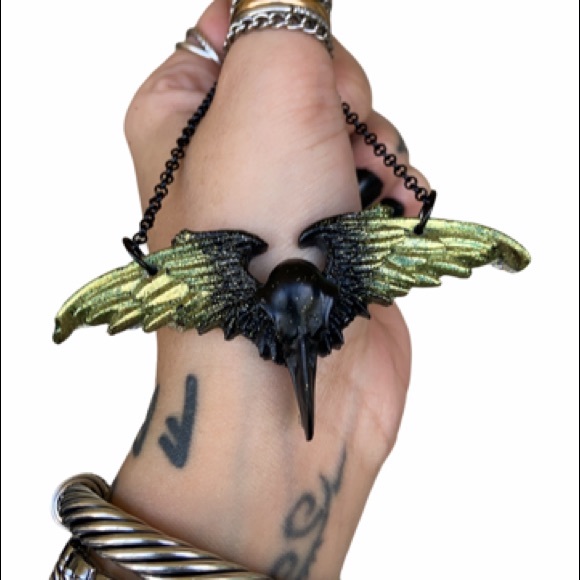 Black & yellow glitter resin skull crow necklace - Picture 9 of 11